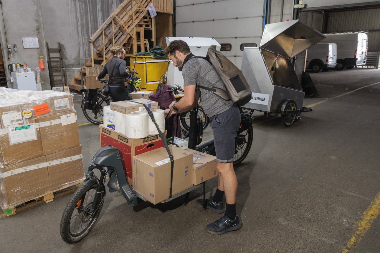 Les coursiers de Metz en pleine préparation de leurs vélos pour les livraisons du jour