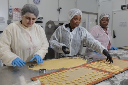 Biscuiterie Solidelles, 3 femmes souriantes réalisent des patisseries