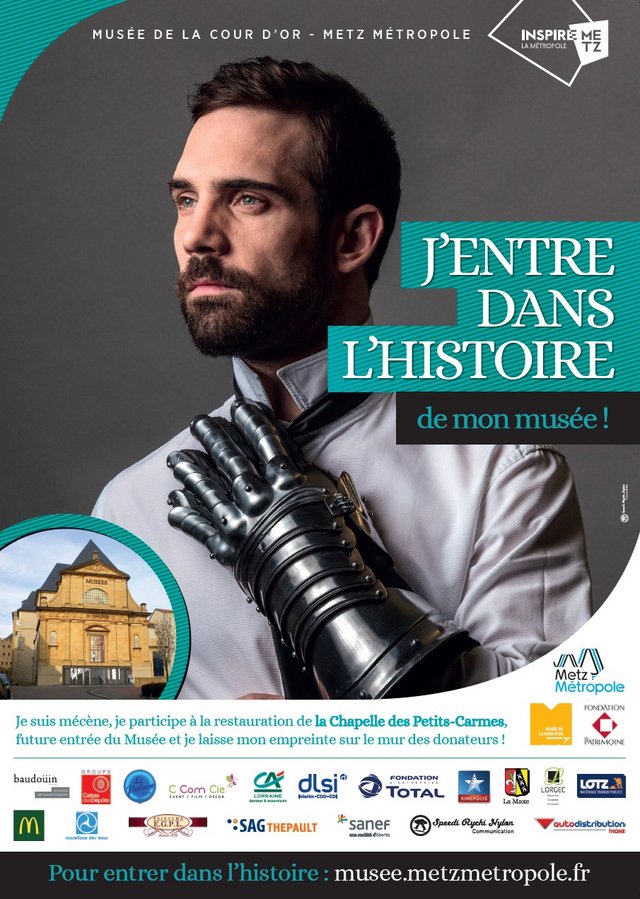 Affiche j'entre dans l-histoire, une campagne de mécénat de l'eurométropole de Metz pour le musée de la cour d'or avec un homme au centre