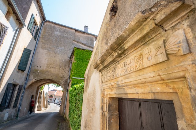 linteau de porte gravé à Vaux : « Avec espérance, le bonhomme laboure ». 