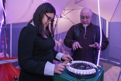 instrument de musique adapté sphérique, un professeur explique à une dame comment utiliser l'instrument