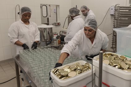 solidelles 2 femmes au premier plan préparent la mise en conserve