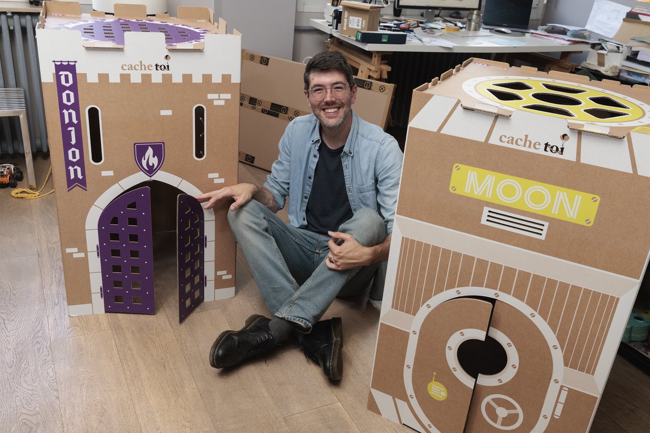 Le concepteur entouré de ces cabanes 100% écoresponsables et colorées