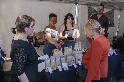 Solidelles, vente des produits sur un stand, 2 vendeuse présentent les produits à leurs clients