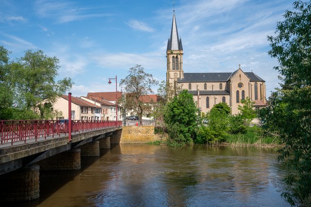 Eglise de Saint Brice et Pont au dessus de la seille à Marly