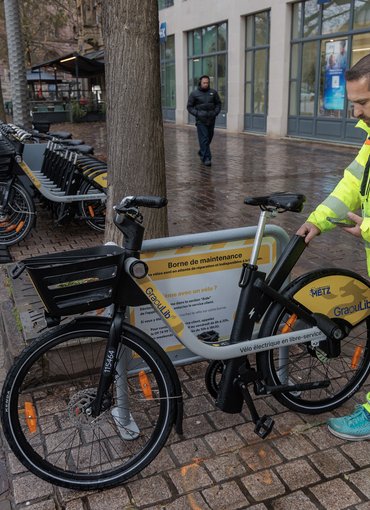 Maintenance d'un vélo graoulib sur une borne de dépannage