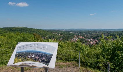 point de vue sur l'horizon de chatel saint germain et panneau explicatif commune