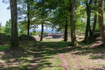 balade sur le mont saint germain et vue au loin des vestige du prieuré